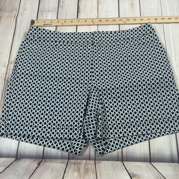Soho Apparel Black and White Geometric Print Shorts w/ Stretch. Size 14 - Picture 3 of 5